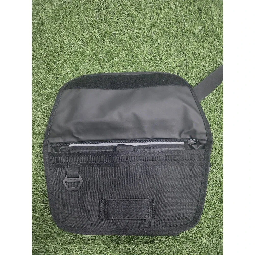 Timbuk2 Catapult Sling Bag Jet Black Adjustable Strap Inner Pockets Zip Buckle